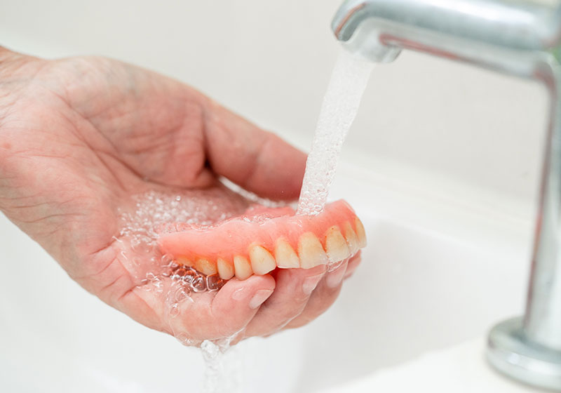 定期的な入れ歯のメインテナンスがお口の健康を守る