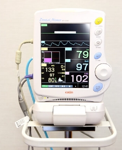 脈拍や血圧を観察できる生体情報モニター